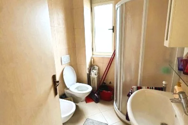 Shtepi ne shitje Apartament ne Durres, 2+1, Mobilimi E mobiluar, Pagesa 200,000  Euro.
