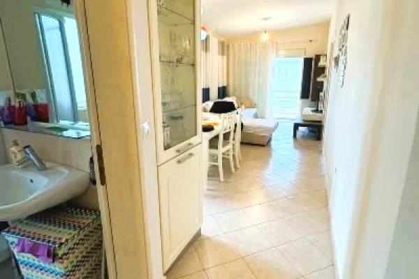 Shtepi ne shitje Apartament ne Durres, 2+1, Mobilimi E mobiluar, Pagesa 200,000  Euro.