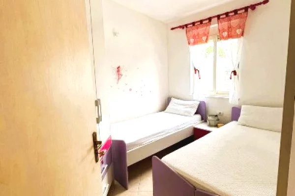 Shtepi ne shitje Apartament ne Durres, 2+1, Mobilimi E mobiluar, Pagesa 200,000  Euro.