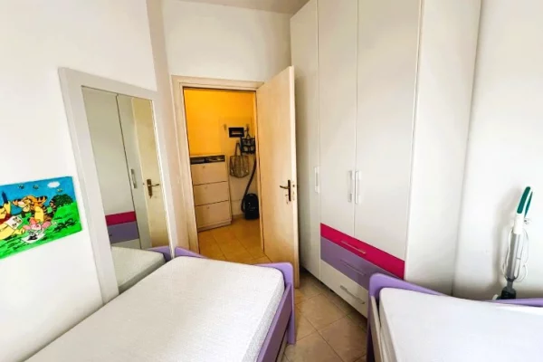 Shtepi ne shitje Apartament ne Durres, 2+1, Mobilimi E mobiluar, Pagesa 200,000  Euro.