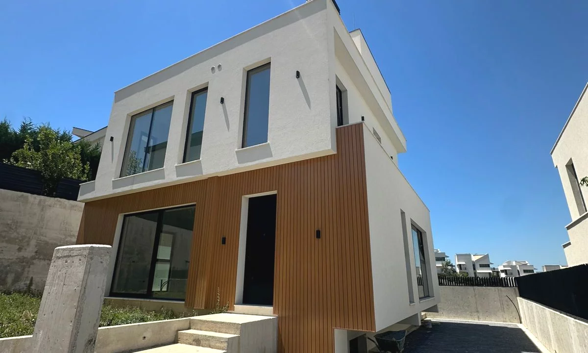 Shtepi ne shitje Vila Luksoze ne Tirane, 3+1, Mobilimi Bosh, pa mobiluar, Pagesa 950,000  Euro.