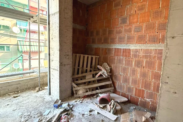 Shtepi ne shitje Apartament ne Tirane, 1+1, Mobilimi Bosh, pa mobiluar, Pagesa 304,000  Euro.