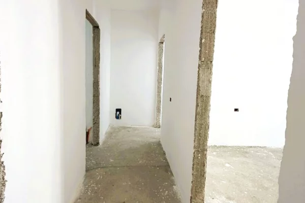Shtepi ne shitje Apartament ne Tirane, 3+1, Mobilimi Bosh, pa mobiluar, Pagesa 210,000  Euro.