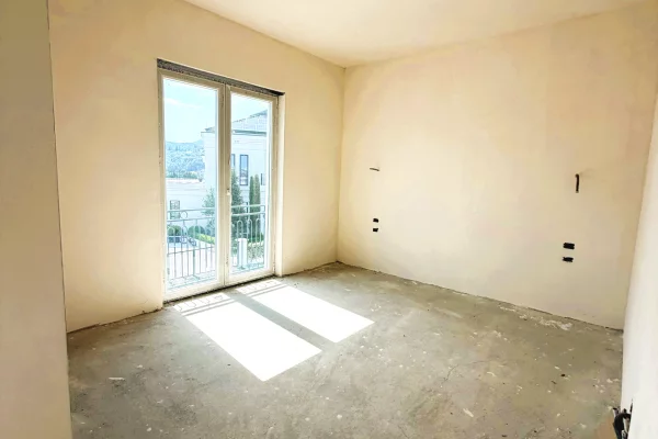 Shtepi ne shitje Vila Luksoze ne Tirane, 4+1, Mobilimi Bosh, pa mobiluar, Pagesa 1,250,000  Euro.