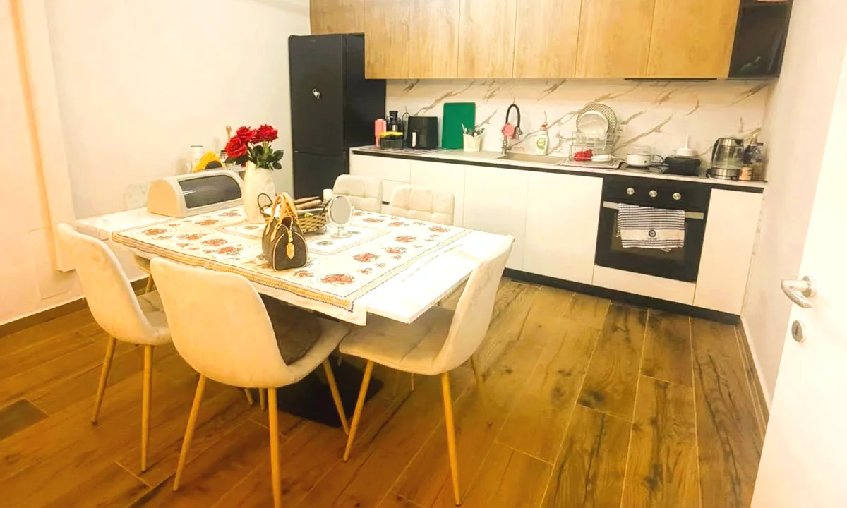 Shtepi ne shitje Apartament ne Tirane, 2+1, Mobilimi E mobiluar, Pagesa 220,000  Euro.