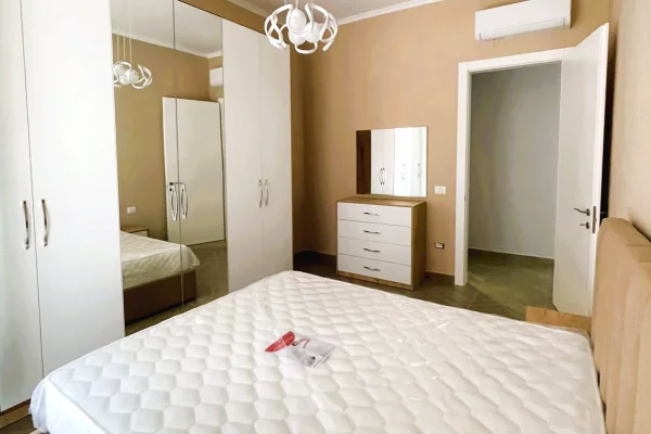 Shtepi me qera Apartament ne Tirane, 1+1, Mobilimi E mobiluar, Pagesa 881  Euro.