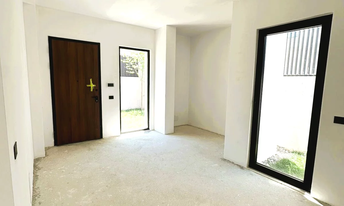 Shtepi ne shitje Vila Luksoze ne Tirane, 3+1, Mobilimi Bosh, pa mobiluar, Pagesa 750,000  Euro.