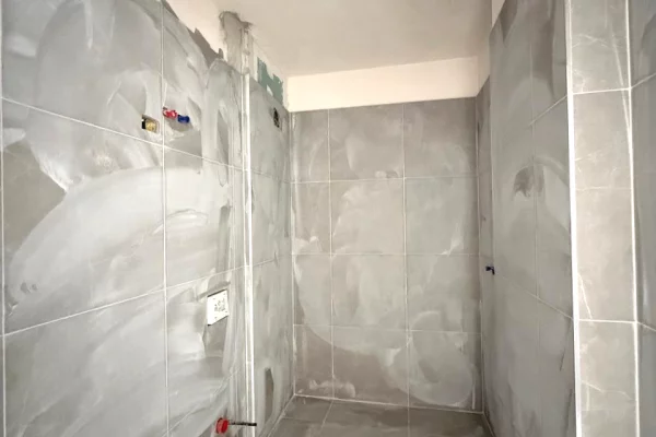 Shtepi ne shitje Apartament ne Tirane, 1+1, Mobilimi Bosh, pa mobiluar, Pagesa 97,000  Euro.
