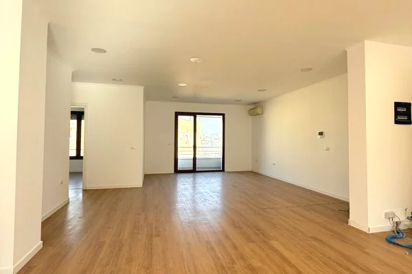 Ambient biznesi me qera 3+1 ne Tirane - 2,591 Euro