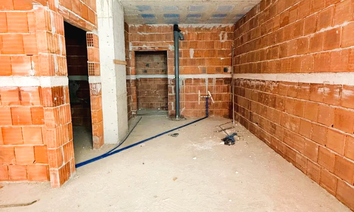 Shtepi ne shitje Apartament ne Tirane, 1+1, Mobilimi Bosh, pa mobiluar, Pagesa 58,700  Euro.
