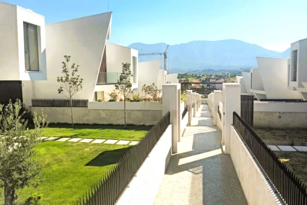 Shtepi ne shitje Vila Luksoze ne Tirane, 4+1, Mobilimi Bosh, pa mobiluar, Pagesa 780,000  Euro.
