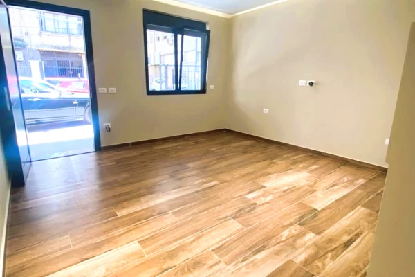 Ambient biznesi me qera 2+1 ne Tirane - 4,000 Euro