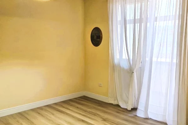Ambient biznesi me qera 3+1 ne Tirane - 1,036 Euro