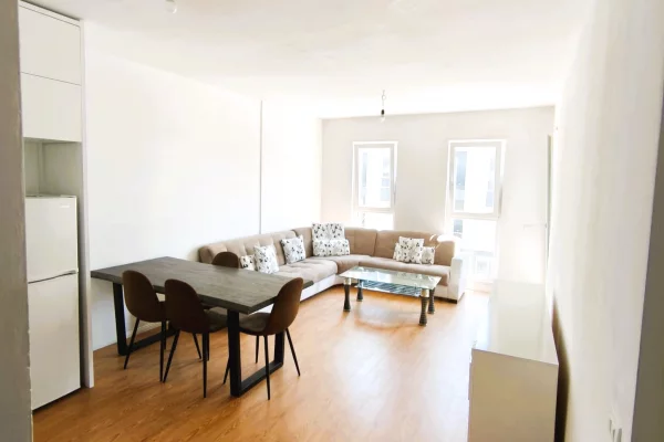 Shtepi ne shitje Apartament ne Tirane, 2+1, Mobilimi E mobiluar, Pagesa 130,000  Euro.