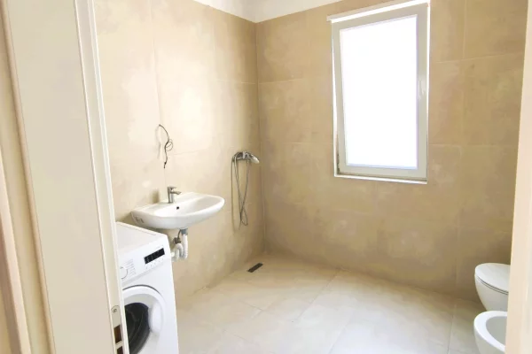 Shtepi ne shitje Apartament ne Tirane, 2+1, Mobilimi E mobiluar, Pagesa 130,000  Euro.
