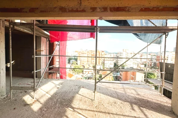 Shtepi ne shitje Apartament ne Tirane, 1+1, Mobilimi Bosh, pa mobiluar, Pagesa 169,900  Euro.