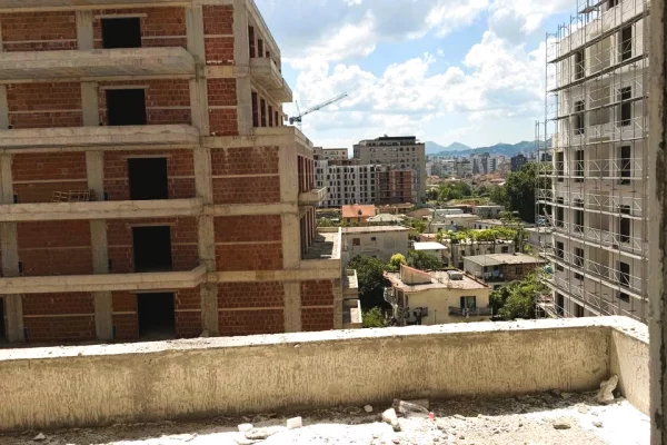 Shtepi ne shitje Apartament ne Tirane, 1+1, Mobilimi Bosh, pa mobiluar, Pagesa 139,800  Euro.