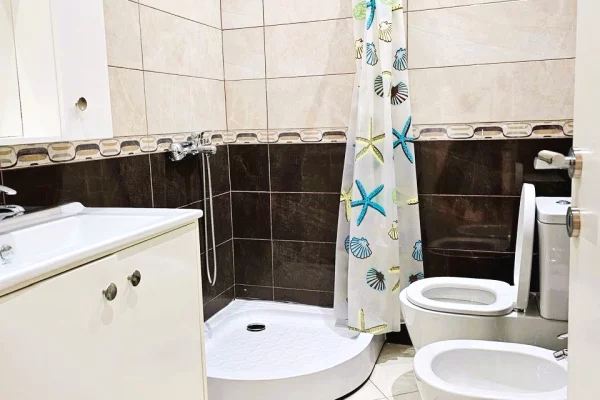 Shtepi me qera Apartament ne Tirane, 2+1, Mobilimi E mobiluar, Pagesa 933  Euro.