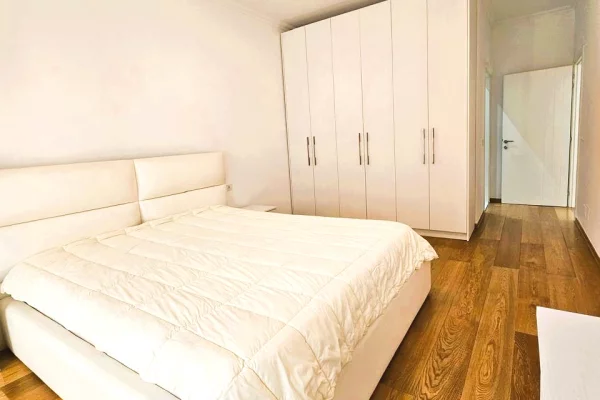 Shtepi me qera Apartament ne Tirane, 2+1, Mobilimi E mobiluar, Pagesa 933  Euro.