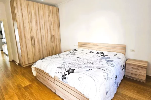 Shtepi me qera Apartament ne Tirane, 2+1, Mobilimi E mobiluar, Pagesa 933  Euro.