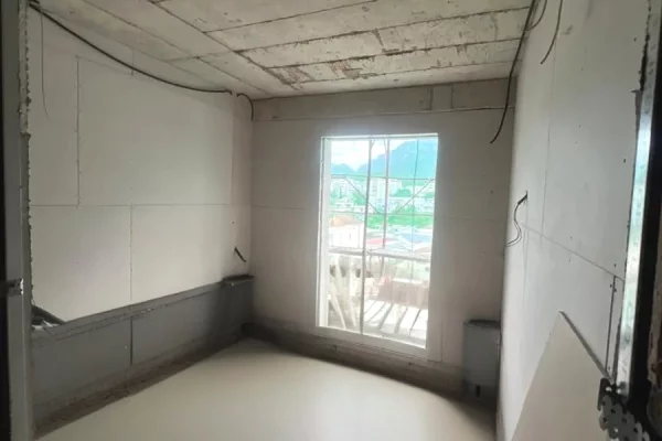 Shtepi ne shitje Apartament ne Tirane, 2+1, Mobilimi Bosh, pa mobiluar, Pagesa 172,800  Euro.
