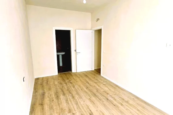 Shtepi ne shitje Apartament ne Tirane, 3+1, Mobilimi Bosh, pa mobiluar, Pagesa 375,000  Euro.