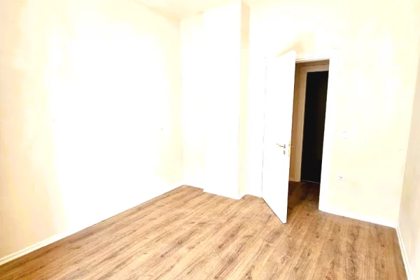 Shtepi ne shitje Apartament ne Tirane, 3+1, Mobilimi Bosh, pa mobiluar, Pagesa 375,000  Euro.