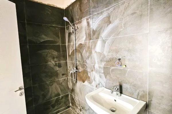 Shtepi ne shitje Apartament ne Tirane, 3+1, Mobilimi Bosh, pa mobiluar, Pagesa 375,000  Euro.
