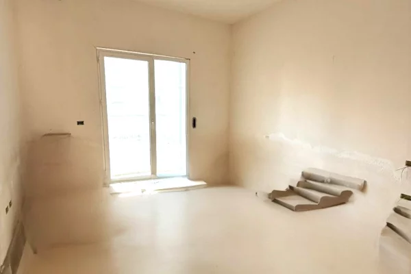 Shtepi ne shitje Apartament ne Tirane, 3+1, Mobilimi Bosh, pa mobiluar, Pagesa 256,000  Euro.