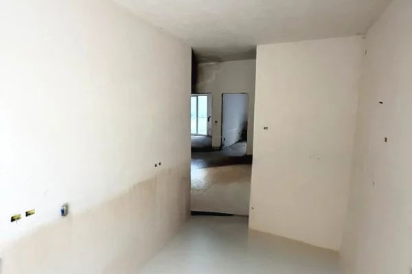 Shtepi ne shitje Apartament ne Tirane, 3+1, Mobilimi Bosh, pa mobiluar, Pagesa 256,000  Euro.
