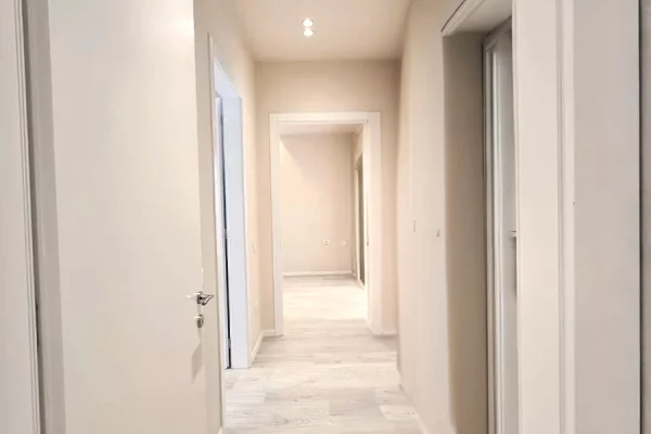 Shtepi ne shitje Apartament ne Tirane, 2+1, Mobilimi Bosh, pa mobiluar, Pagesa 411,000  Euro.