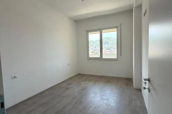 Shtepi ne shitje Apartament ne Tirane, 2+1, Mobilimi Bosh, pa mobiluar, Pagesa 190,000  Euro.
