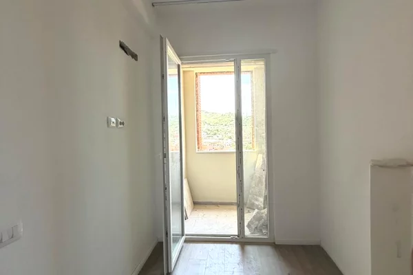 Shtepi ne shitje Apartament ne Tirane, 2+1, Mobilimi Bosh, pa mobiluar, Pagesa 190,000  Euro.