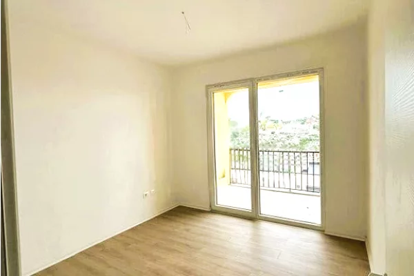 Shtepi ne shitje Apartament ne Tirane, 3+1, Mobilimi Bosh, pa mobiluar, Pagesa 196,000  Euro.