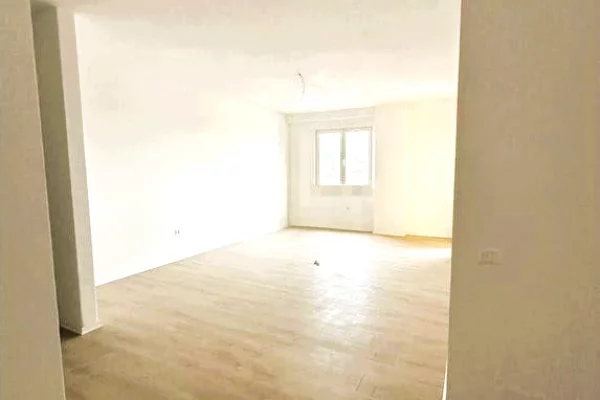 Shtepi ne shitje Apartament ne Tirane, 3+1, Mobilimi Bosh, pa mobiluar, Pagesa 196,000  Euro.
