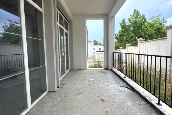 Shtepi ne shitje Vila Luksoze ne Tirane, 4+1, Mobilimi Bosh, pa mobiluar, Pagesa 1,600,000  Euro.