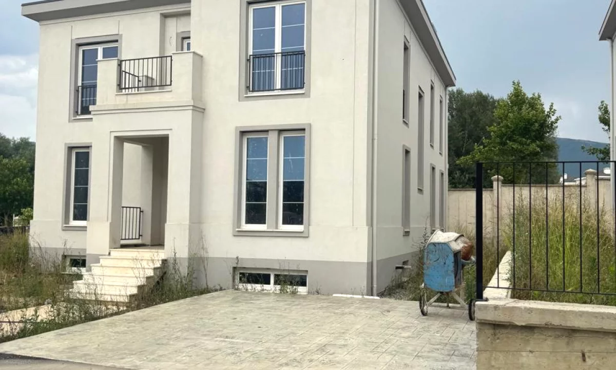 Shtepi ne shitje Vila Luksoze ne Tirane, 4+1, Mobilimi Bosh, pa mobiluar, Pagesa 1,600,000  Euro.