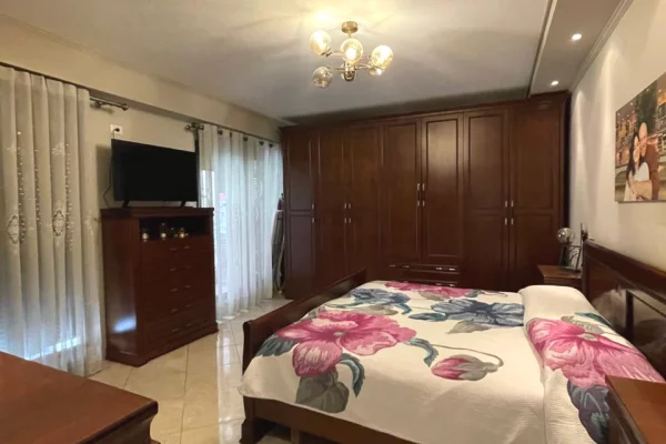 Shtepi me qera Apartament ne Tirane, 3+1, Mobilimi E mobiluar, Pagesa 1,550  Euro.
