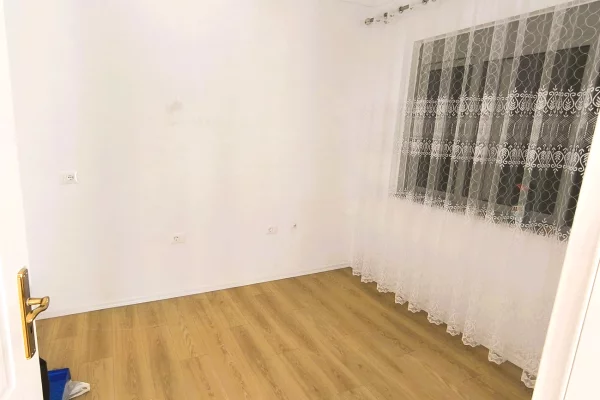 Shtepi ne shitje Apartament ne Tirane, 2+1, Mobilimi Bosh, pa mobiluar, Pagesa 134,700  Euro.