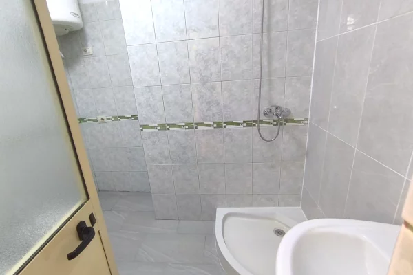 Shtepi ne shitje Apartament ne Tirane, 2+1, Mobilimi Bosh, pa mobiluar, Pagesa 134,700  Euro.