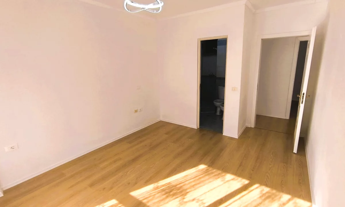 Shtepi ne shitje Apartament ne Tirane, 2+1, Mobilimi Bosh, pa mobiluar, Pagesa 134,700  Euro.
