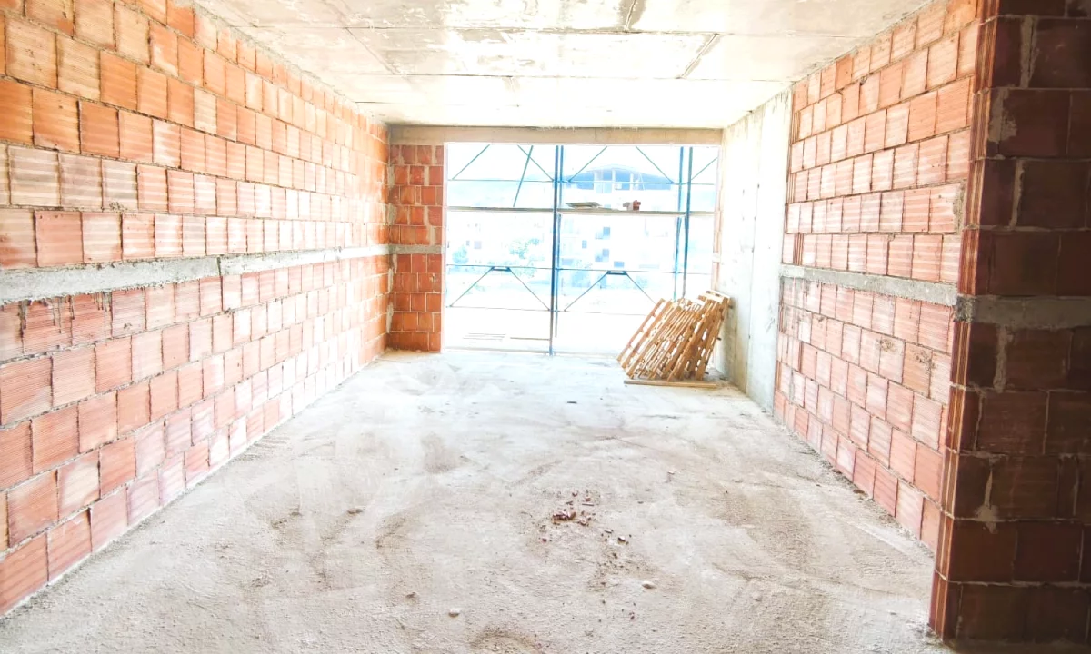 Shtepi ne shitje Apartament ne Tirane, 2+1, Mobilimi Bosh, pa mobiluar, Pagesa 244,800  Euro.