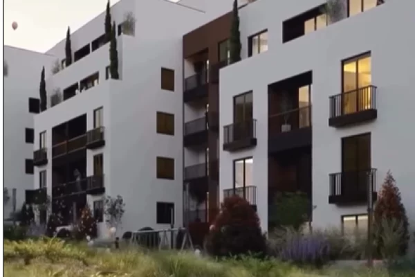 Shtepi ne shitje Apartament ne Tirane, 2+1, Mobilimi Bosh, pa mobiluar, Pagesa 119,000  Euro.