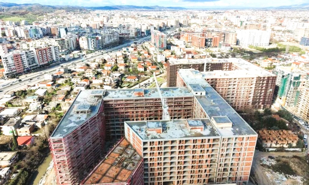 Shtepi ne shitje Duplex(shtepi me 2 kate) ne Tirane, 4+1, Mobilimi Bosh, pa mobiluar, Pagesa 432,300  Euro.
