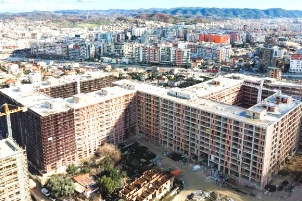 Shtepi ne shitje Duplex(shtepi me 2 kate) ne Tirane, 4+1, Mobilimi Bosh, pa mobiluar, Pagesa 432,300  Euro.