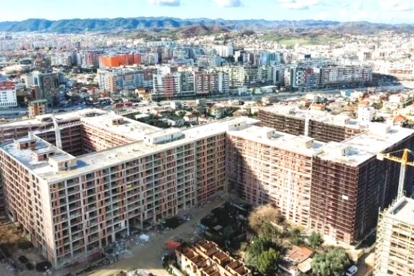Shtepi ne shitje Duplex(shtepi me 2 kate) ne Tirane, 4+1, Mobilimi Bosh, pa mobiluar, Pagesa 432,300  Euro.