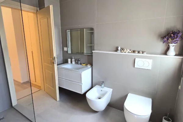 Shtepi me qera Apartament ne Tirane, 2+1, Mobilimi E mobiluar, Pagesa 933  Euro.