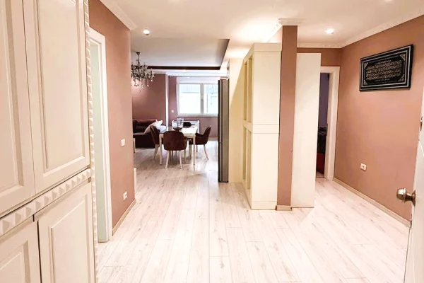 Shtepi ne shitje Apartament ne Tirane, 3+1, Mobilimi E mobiluar, Pagesa 320,000  Euro.