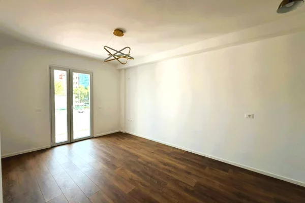 Shtepi ne shitje Apartament ne Tirane, 1+1, Mobilimi Bosh, pa mobiluar, Pagesa 128,000  Euro.