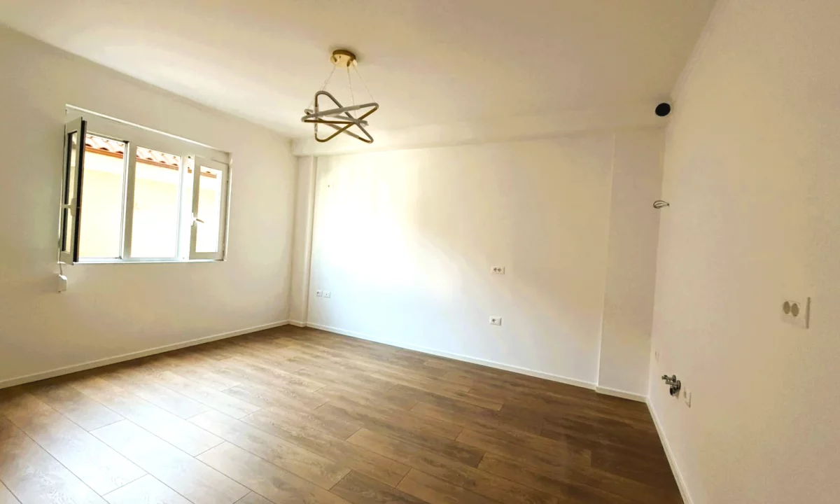Shtepi ne shitje Apartament ne Tirane, 1+1, Mobilimi Bosh, pa mobiluar, Pagesa 108,000  Euro.